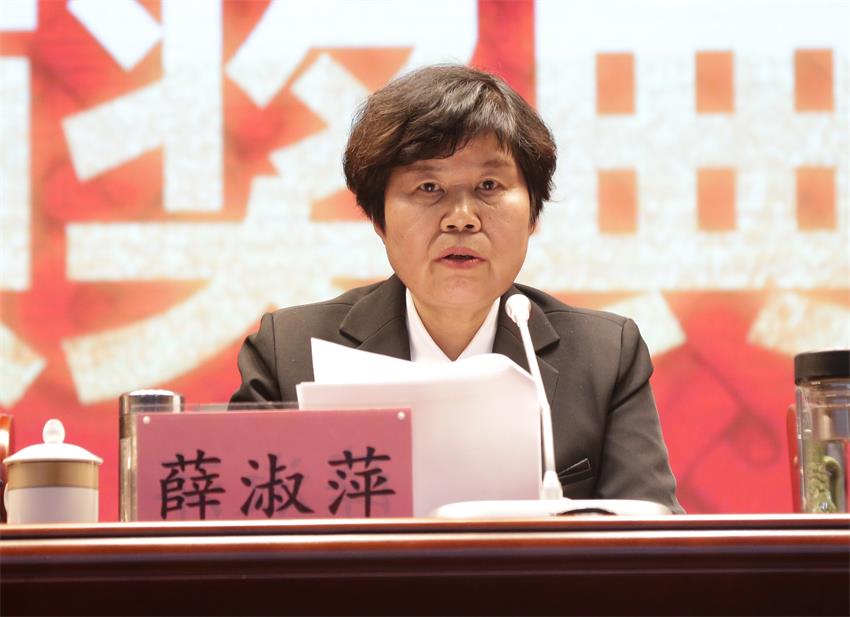 集團(tuán)黨委常委、徐州市樹恩中學(xué)總校長(zhǎng)薛淑萍同志宣讀表彰決定