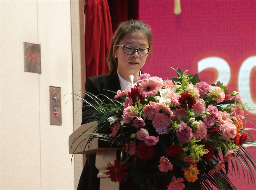 集團(tuán)執(zhí)行總裁、江蘇南佛園林公司總經(jīng)理石偉偉同志宣讀人事任免決定