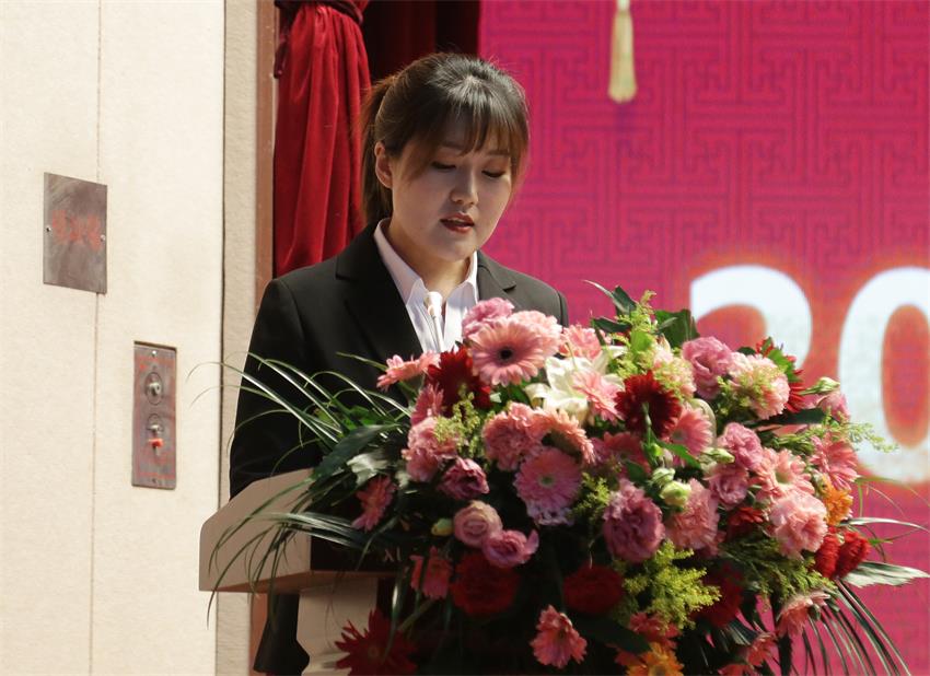 集團(tuán)副總、江蘇樹(shù)恩教育科技有限公司總經(jīng)理郭晏彤同志宣讀《關(guān)于2019年寶潤(rùn)集團(tuán)下達(dá)各校區(qū)招生計(jì)劃的意見(jiàn)》